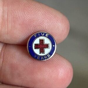 5/$25 Canadian military service Five Years Red Cross Pin 🩸